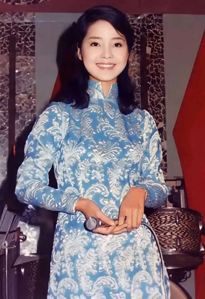 1971年,邓丽君在越南登台时,身穿南方旗袍,美态尽显!