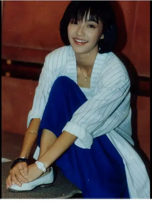 陈慧娴年轻时的模样陈慧娴年轻的模样1986年正式加盟香港宝丽金唱片