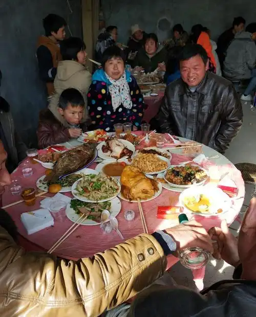 在农村吃婚宴, 就餐环境恶劣, 还要吃流水席, 但依然又香又热闹