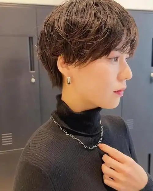 展现出都市女性的自信与干练;在发型的搭配方面,女士中分短发也具有极