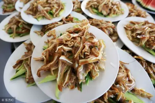 连婚宴凉拌菜都这么精致!湖北襄阳农村的宴席真是让人眼前一亮!