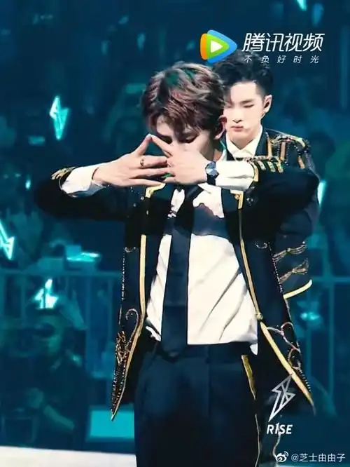 r1se超话7315#没有人比r1se更爱r1se#才发现《青鸟》的手势是和