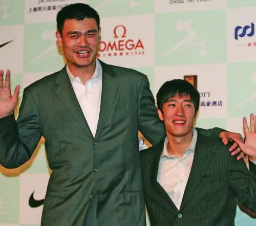 9月19日,刘翔和姚明在浦东滨江大道