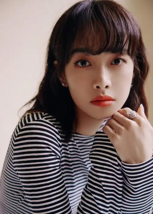 宋茜身穿条纹连衣裙大秀美背 齐刘海卷发好似洋娃娃-易天影视公司