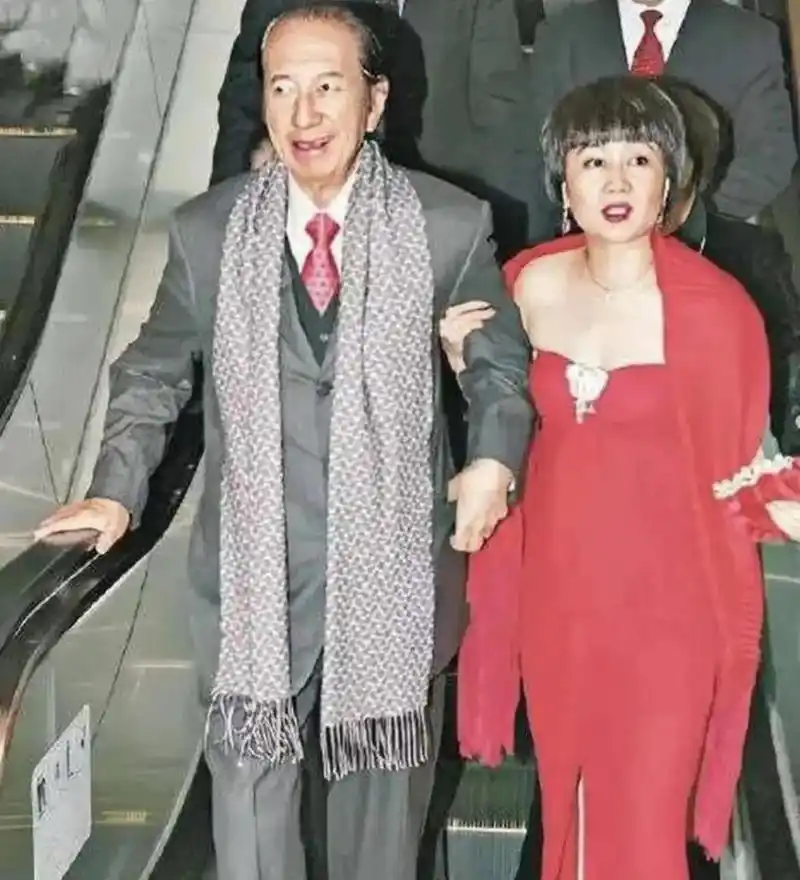 四太梁安琪年轻时好土呀!好像乡下妹,三太陈婉珍也比她会打扮呀!