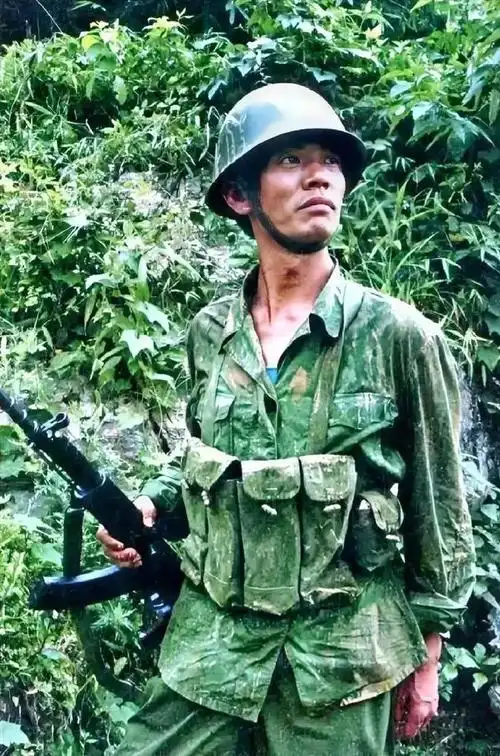 老山前线一名杀气腾腾的战士照片拿冲锋枪显得精气神十足