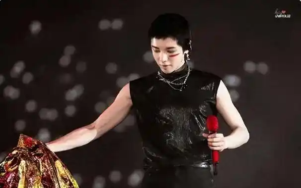 鹿晗vs 华晨宇:谁是身材管理的绝佳代表?_舞台_锻炼_计划