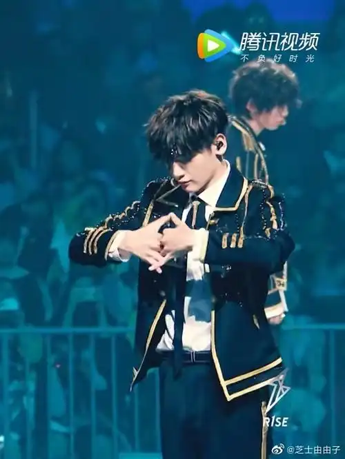 r1se超话7315#没有人比r1se更爱r1se#才发现《青鸟》的手势是和